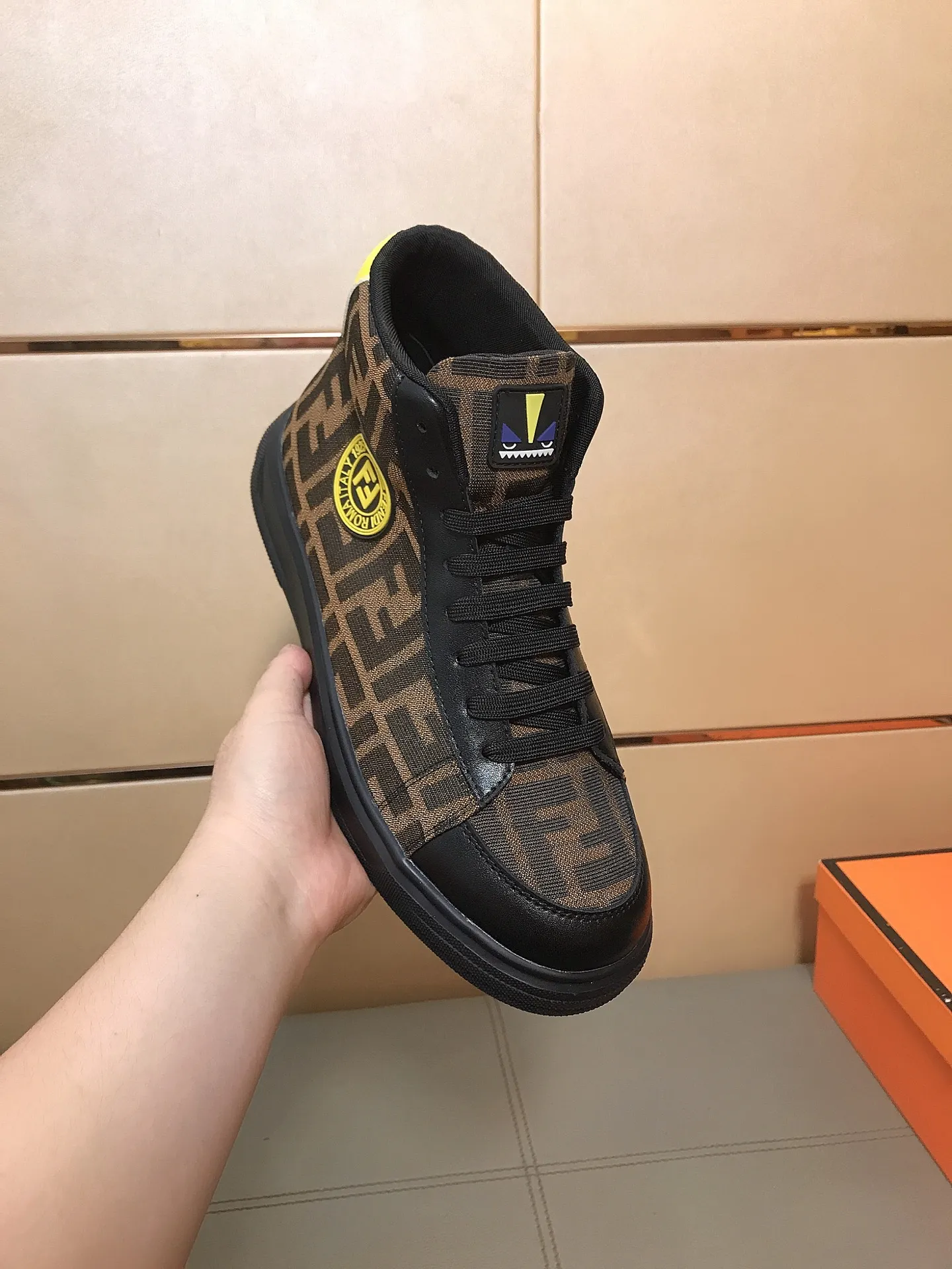 Men's shoes 240 🥾🥾↔️↔️[fendi] Fendi classic and comfortable men's high-top casual shoes, the upper is made of nubuck leather with brand printed fabrics, sheepskin feet, and rubber wear-resistant outsole. This unique style is suitable for all seasons, casual and refined sensibility, comfortable and natural on the feet. It is an everyday style for casual travel in autumn and winter! Code number: 38-44